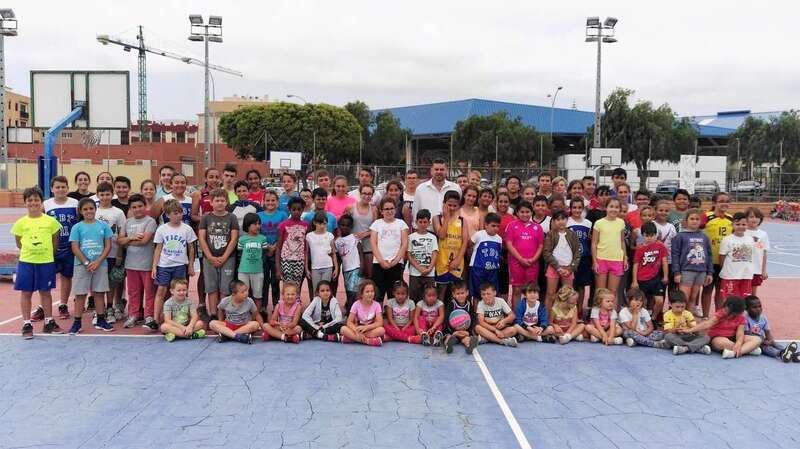 El concejal Diego Ojeda con los participantes en el campus de verano (Foto TA)